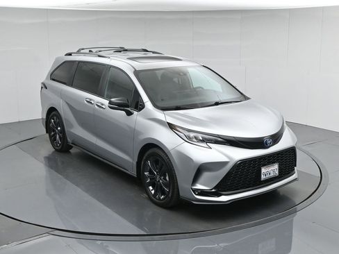 Used 2025 Toyota Sienna XSE w/ XSE Premium Package FWD image 43