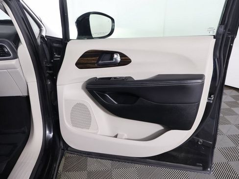 Used 2023 Chrysler Pacifica Limited FWD image 28