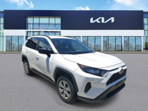 Used 2019 Toyota RAV4 LE AWD/4WD image 2