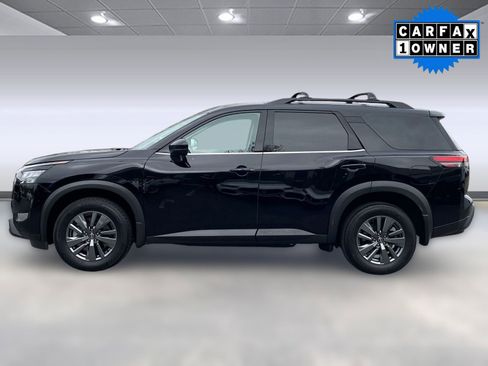Used 2024 Nissan Pathfinder SV image 2