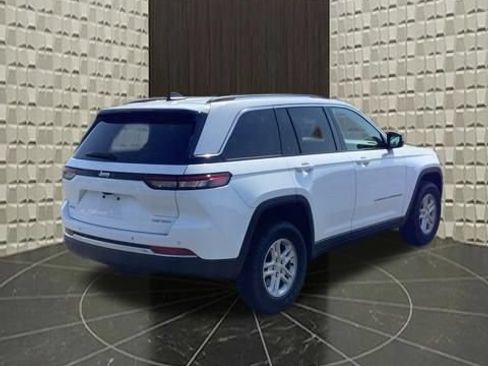 Certified 2023 Jeep Grand Cherokee Laredo AWD/4WD image 4