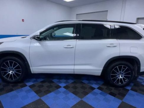 Used 2017 Toyota Highlander SE AWD/4WD image 5