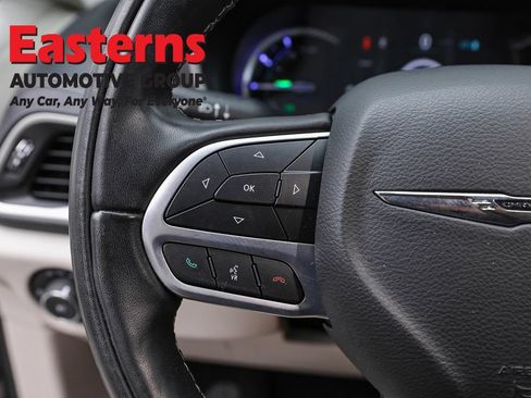 Used 2022 Chrysler Pacifica Touring-L w/ Uconnect Theater Family Group FWD image 15