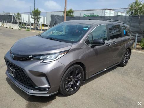 Used 2022 Toyota Sienna XSE w/ XSE Plus Package FWD image 2