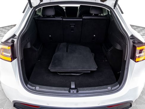 Used 2022 Tesla Model Y Long Range image 27