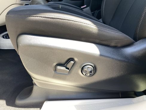 Used 2023 Chrysler Voyager LX FWD image 23