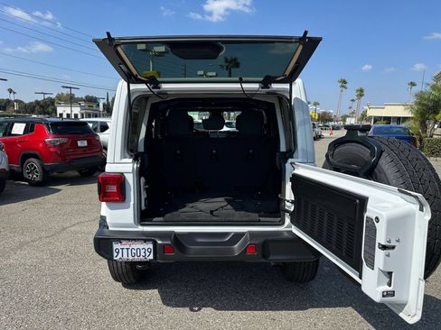 Used 2025 Jeep Wrangler Unlimited Sahara AWD/4WD image 31
