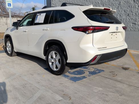 Used 2021 Toyota Highlander LE image 8