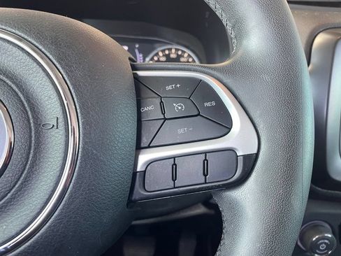 Used 2018 Jeep Renegade Latitude FWD image 14
