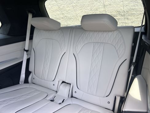 Used 2022 BMW X7 xDrive40i w/ M Sport Package AWD/4WD image 37