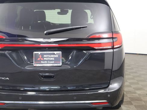 Used 2023 Chrysler Pacifica Touring-L FWD image 16