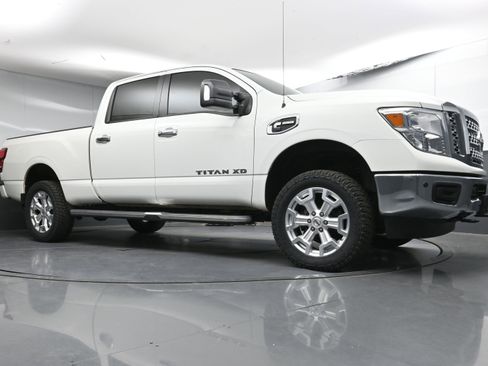 Used 2019 Nissan Titan SV w/ SV Convenience Package image 26