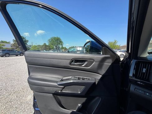 Used 2025 Nissan Pathfinder SV FWD image 15