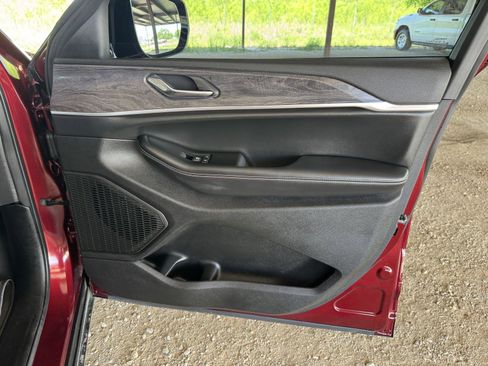 Used 2025 Jeep Grand Cherokee Limited w/ Trailer Tow Package AWD/4WD image 36