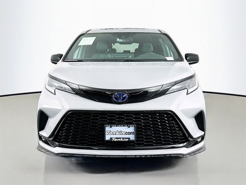 Certified 2025 Toyota Sienna XSE image 2