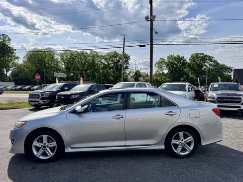 Used 2014 Toyota Camry SE w/ Moonroof Package FWD image 4