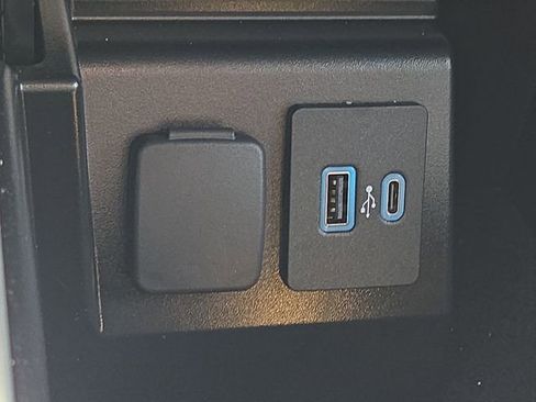 Used 2022 Ford Explorer XLT w/ Equipment Group 202A AWD/4WD image 16