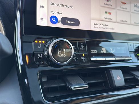 Used 2024 Toyota Highlander Platinum image 25