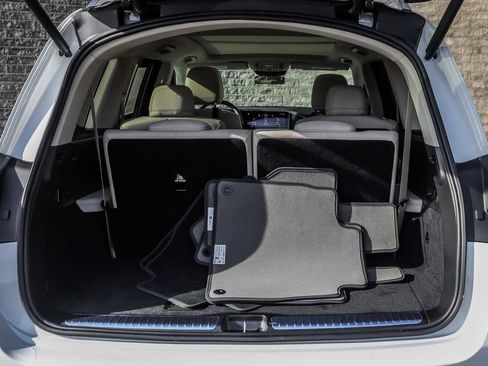 Used 2024 Mercedes-Benz GLS 450 4MATIC image 17