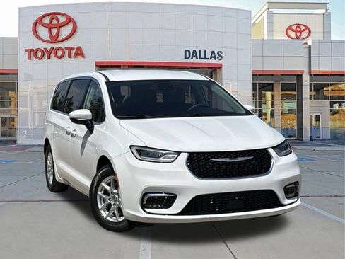 Used 2023 Chrysler Pacifica Touring-L FWD image 1