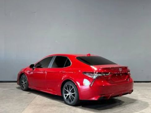 Used 2021 Toyota Camry SE image 2