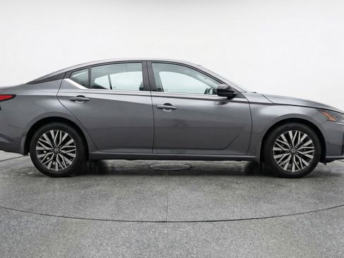 Used 2025 Nissan Altima 2.5 SV image 11