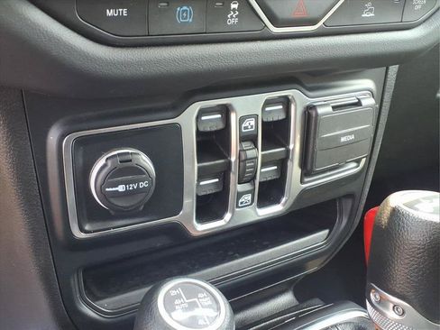 Used 2024 Jeep Wrangler Unlimited Sahara AWD/4WD image 7