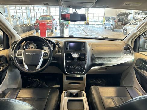 Used 2014 Chrysler Town & Country Touring image 22