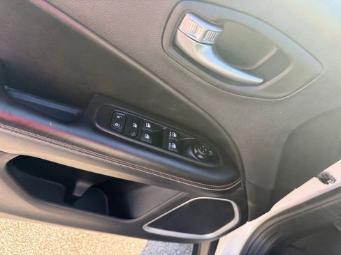 Used 2018 Jeep Compass Latitude w/ Cold Weather Group AWD/4WD image 22