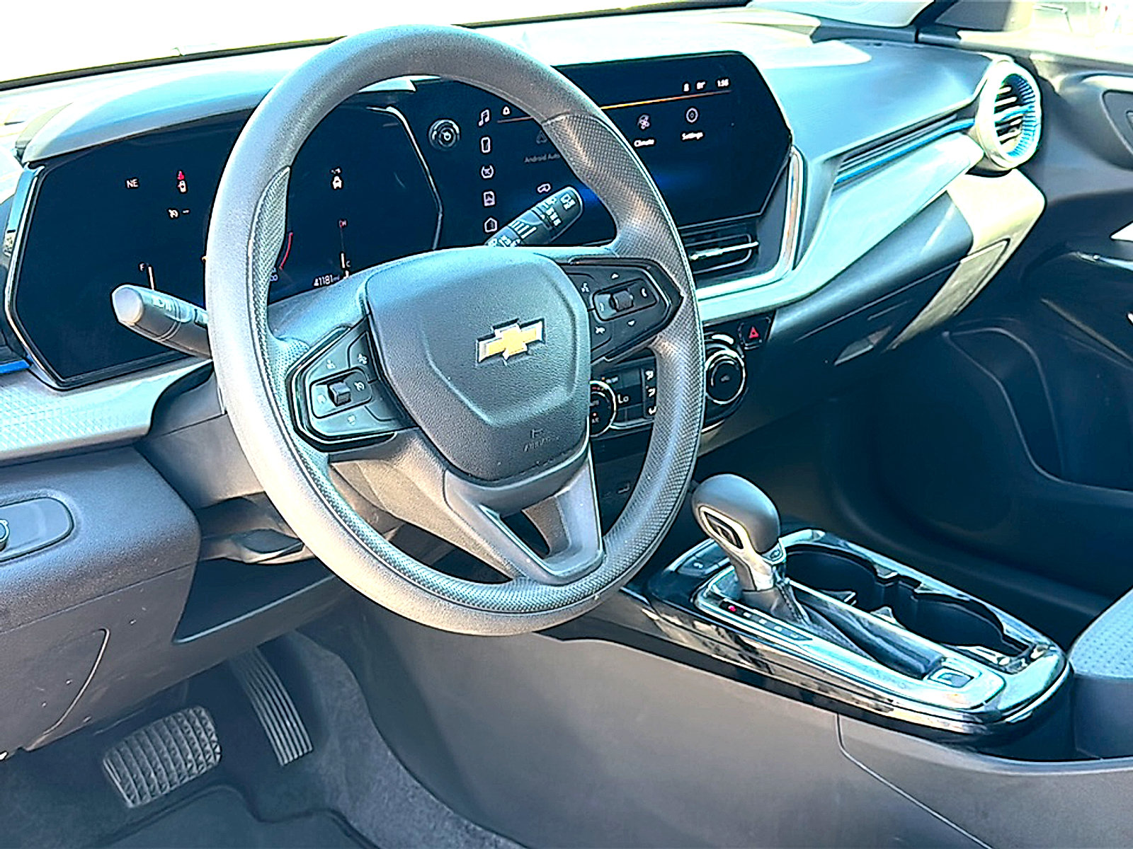 Used 2025 Chevrolet Trax LT FWD image 12