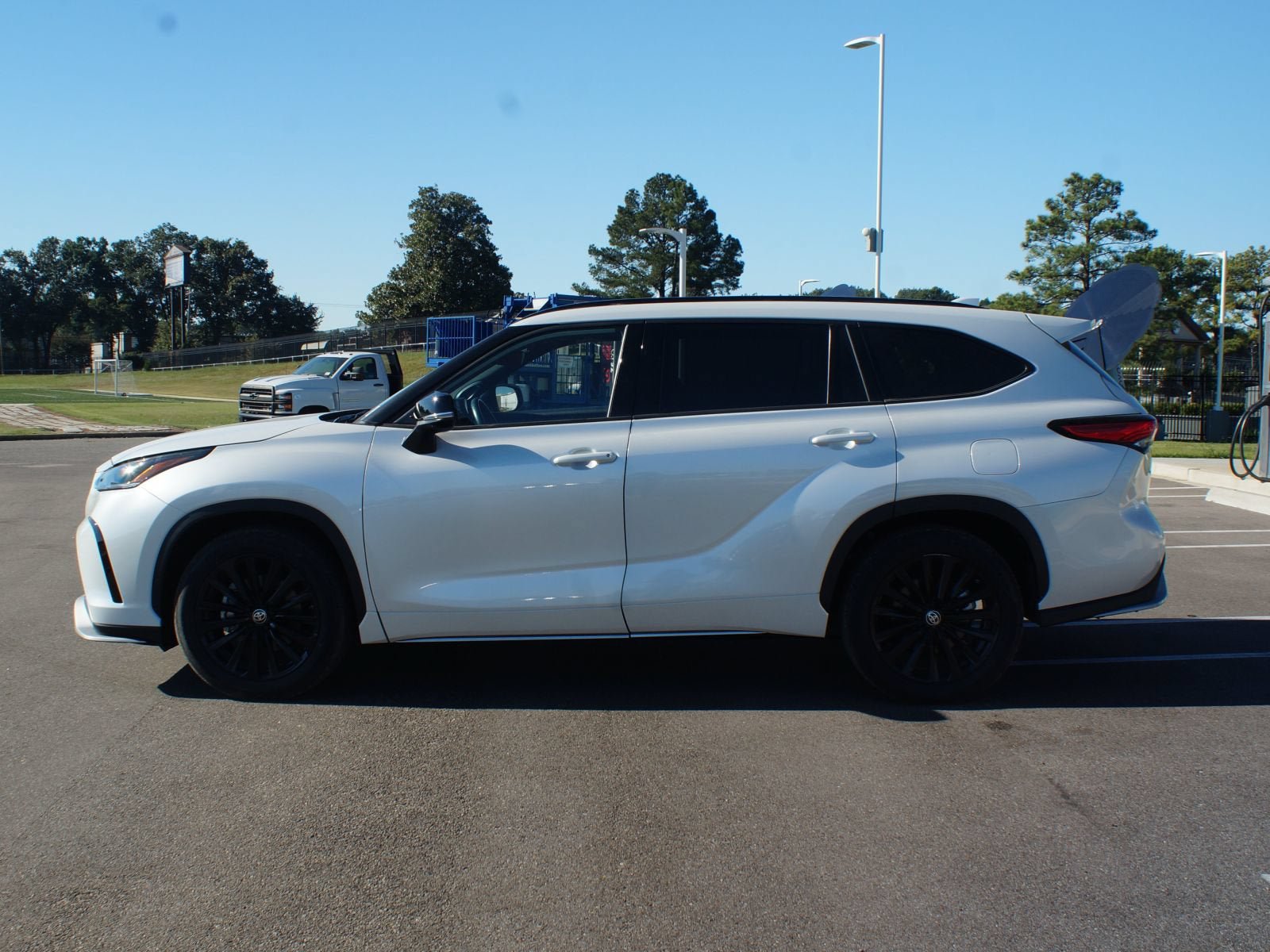 Used 2023 Toyota Highlander XSE FWD image 13
