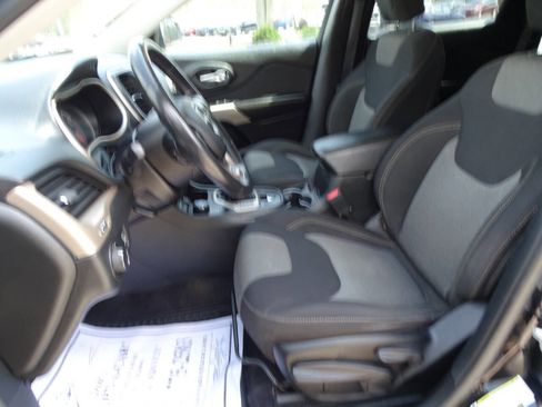 Used 2018 Jeep Cherokee Sport w/ Cold Weather Group AWD/4WD image 2