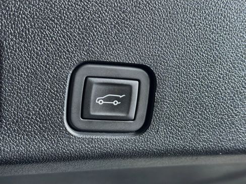 Used 2025 Chevrolet Traverse LT FWD image 31