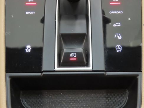 Certified 2024 Porsche Macan AWD/4WD image 27