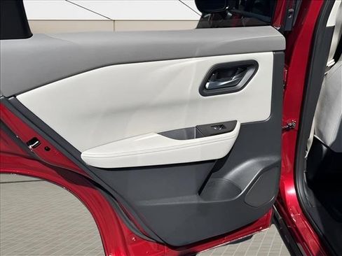 Used 2025 Nissan Rogue SV FWD image 18