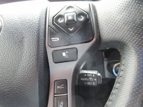 Used 2018 Toyota Tacoma TRD Off-Road AWD/4WD image 29