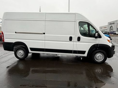 Used 2024 RAM ProMaster 2500 FWD image 2