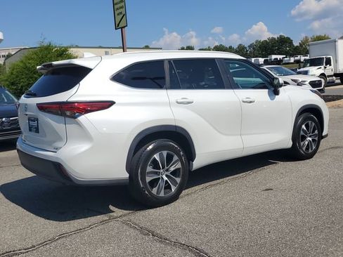 Used 2023 Toyota Highlander XLE FWD image 6