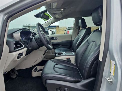 Used 2024 Chrysler Pacifica Touring-L image 11