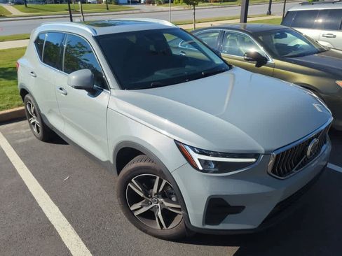 Used 2025 Volvo XC40 B5 Core AWD/4WD image 1