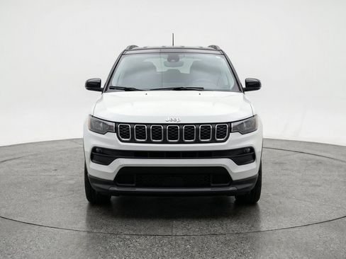 Used 2025 Jeep Compass Latitude AWD/4WD image 2