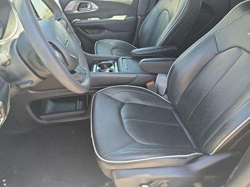 Used 2025 Chrysler Pacifica Limited FWD image 17