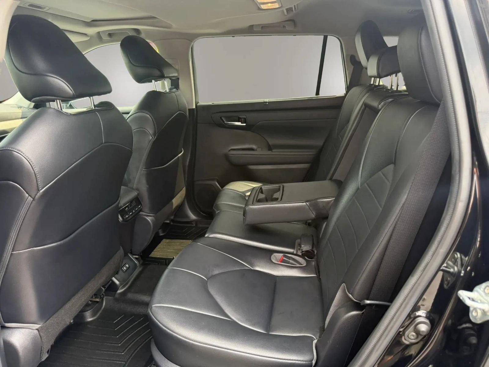 Used 2021 Toyota Highlander XLE AWD/4WD image 32