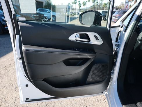 New 2026 Chrysler Pacifica Limited image 11