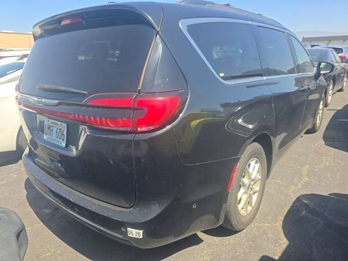 Used 2022 Chrysler Pacifica Touring-L w/ Uconnect Theater Family Group FWD image 3