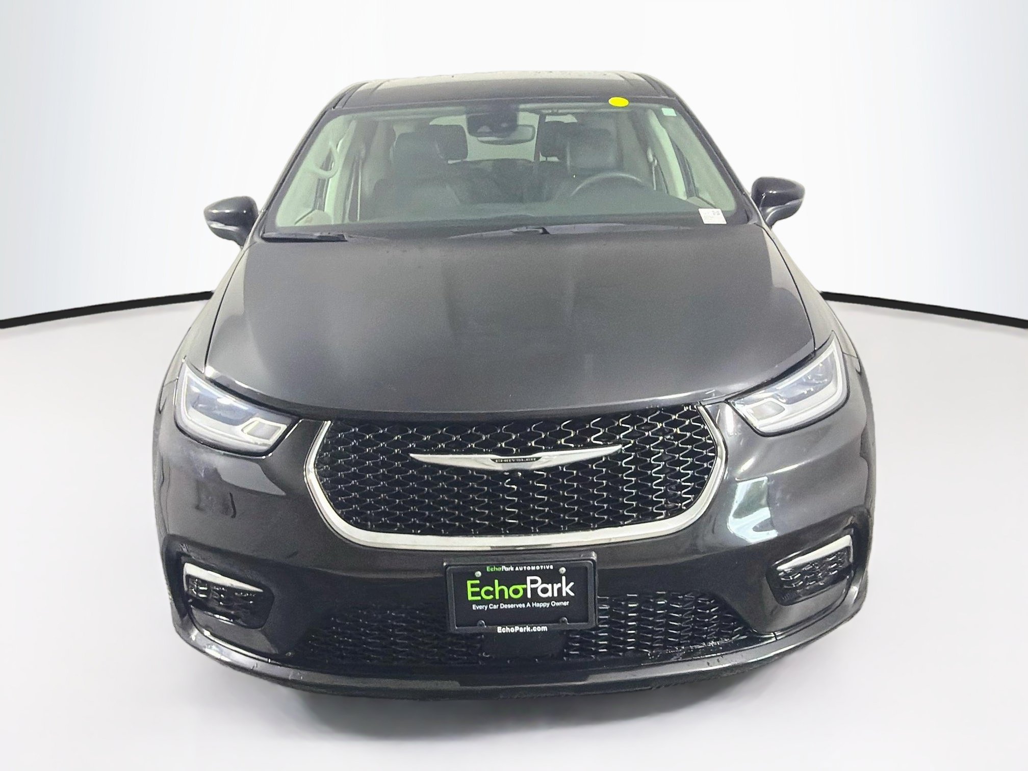 Used 2023 Chrysler Pacifica Touring-L FWD image 2