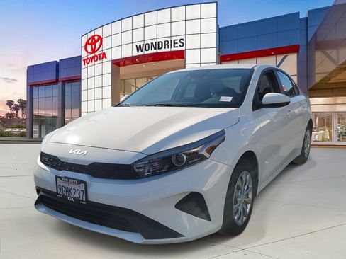 Used 2023 Kia Forte LX image 2