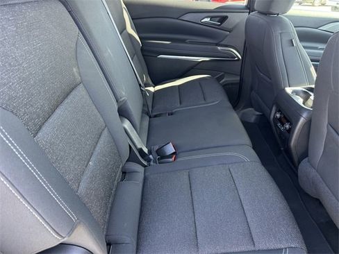 Used 2025 Chevrolet Traverse LT image 9
