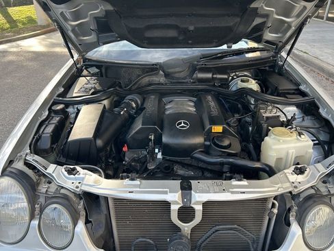 Used 2000 Mercedes-Benz E 320 Sedan image 9