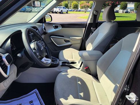 Used 2023 Kia Soul LX w/ LX Technology Package FWD image 12
